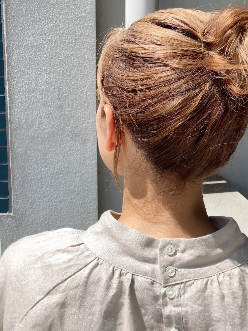 ベージュ系のシャツ/ブラウス、ブラック系のスカート、レッド系のハンドバッグを着用したレディースの秋コーディネートの2枚目の写真