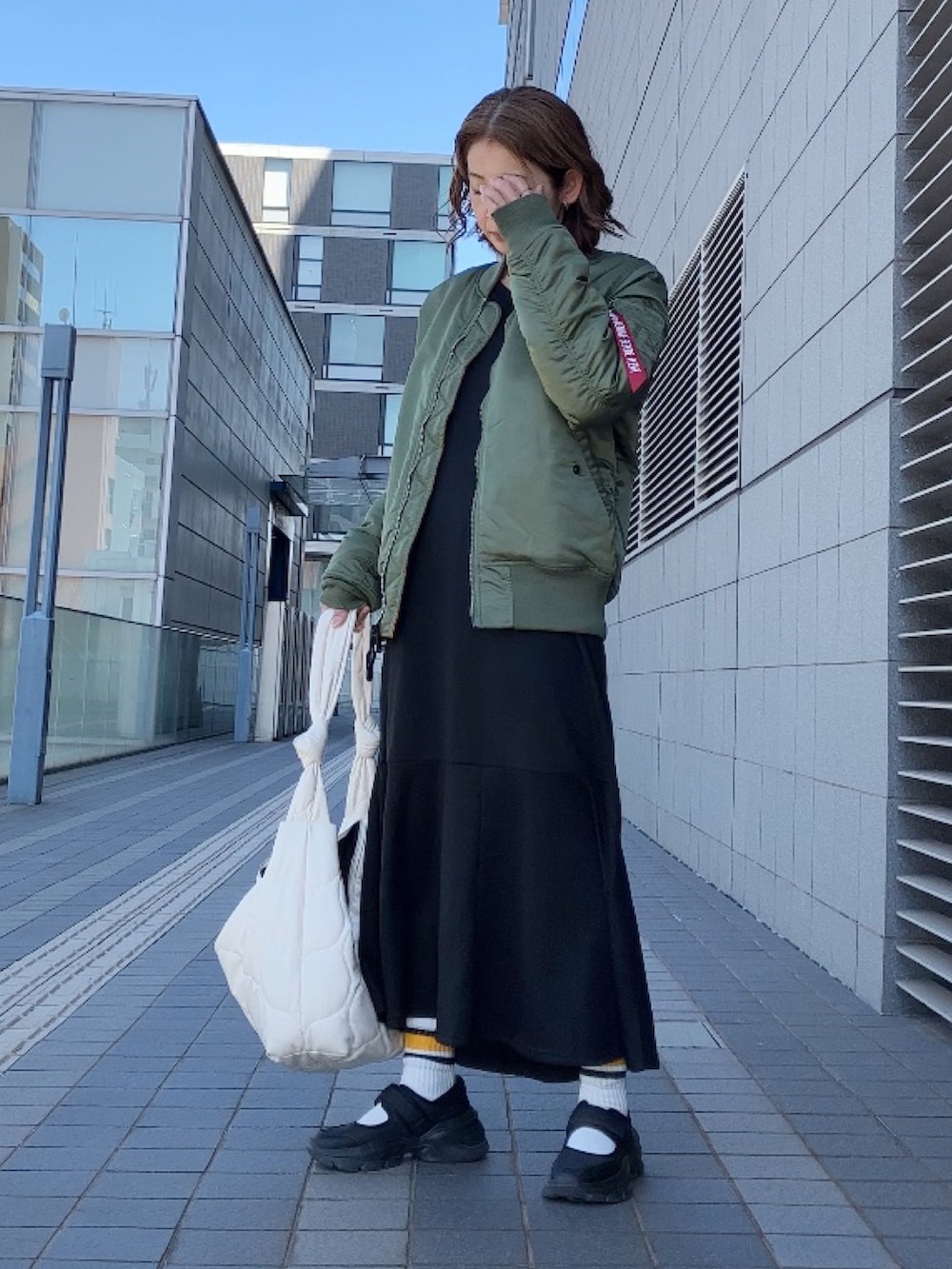 「apretro、ワンピース、マーメイド、モノトーン、40代ファッション」｜「ap retroのマーメイド前後２WAY ワンピース（ワンピース、ブラック系）」を使った、まゆみんさん（レディース・160cm）の冬コーディネートの2枚目の写真