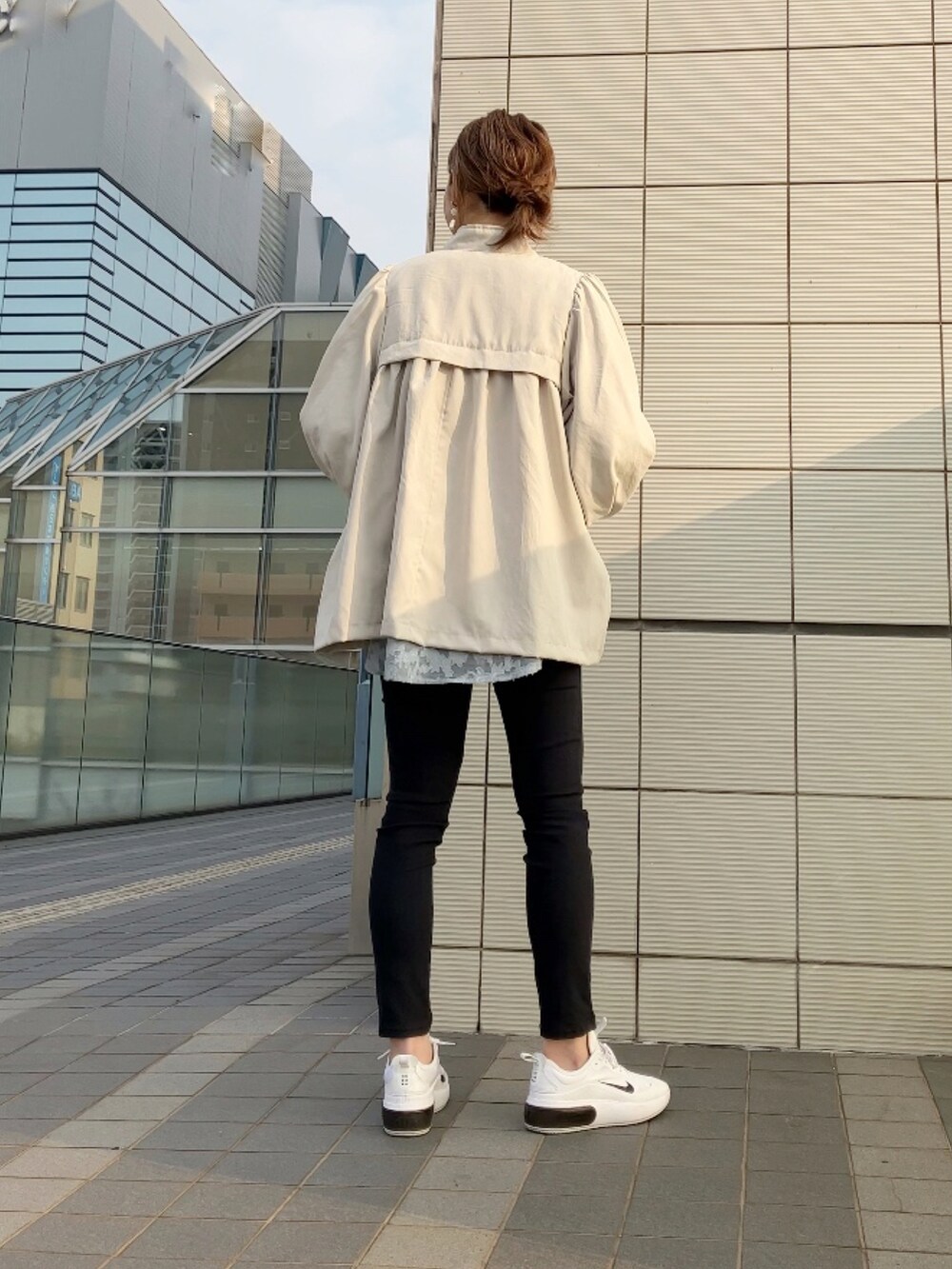 ベージュ系のその他アウター、ブルー系のシャツ/ブラウス、ブラック系のパンツを着用したレディースの春コーディネートの2枚目の写真