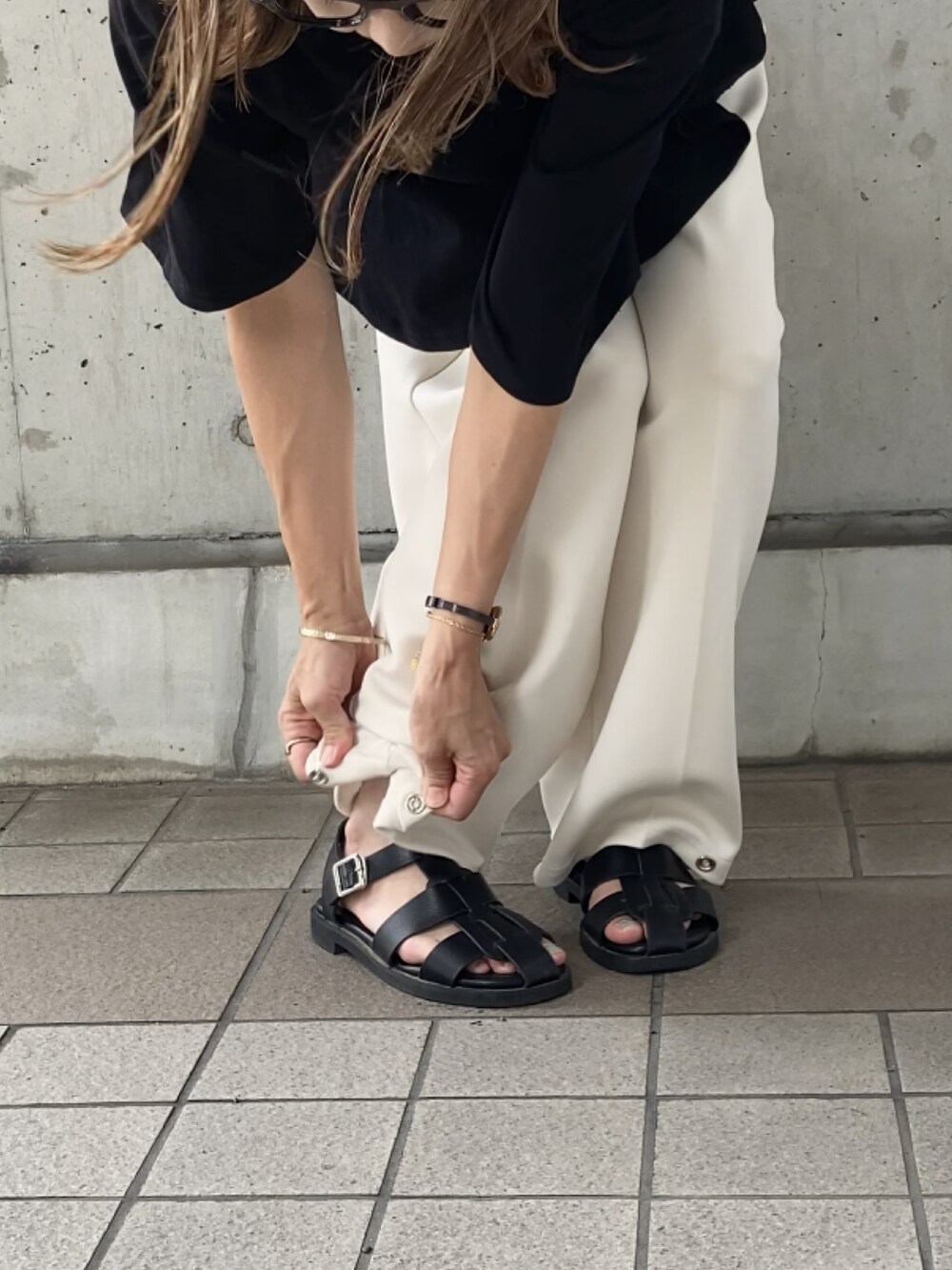 ブラック系のTシャツ/カットソー、ホワイト系のその他パンツ、グリーン系のショルダーバッグを着用したレディースの夏コーディネートの4枚目の写真