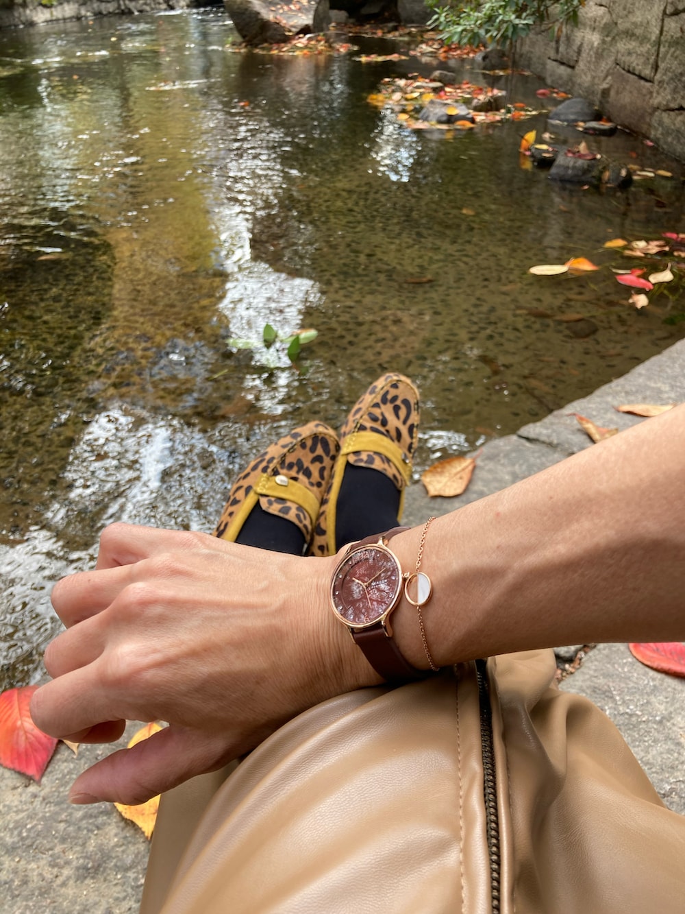 ブラック系のニット/セーター、ブラウン系のスカート、ブラック系のトートバッグを着用したレディースの秋コーディネートの5枚目の写真