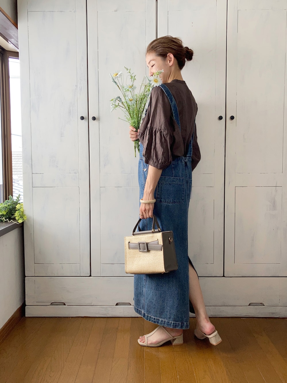 ブラウン系のトップス、ブルー系のサロペット/オーバーオール、グレー系のハンドバッグを着用したレディースの夏コーディネートの2枚目の写真
