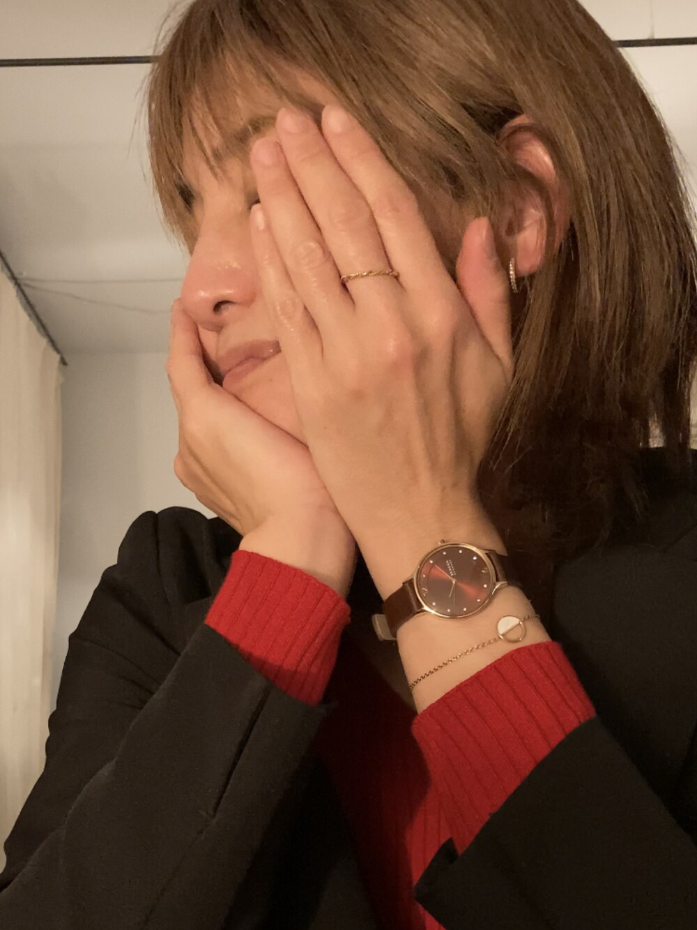 ブラウン系のチェスターコート、ブラック系のスーツセット、ブラック系のシューズを着用したレディースの秋コーディネートの2枚目の写真