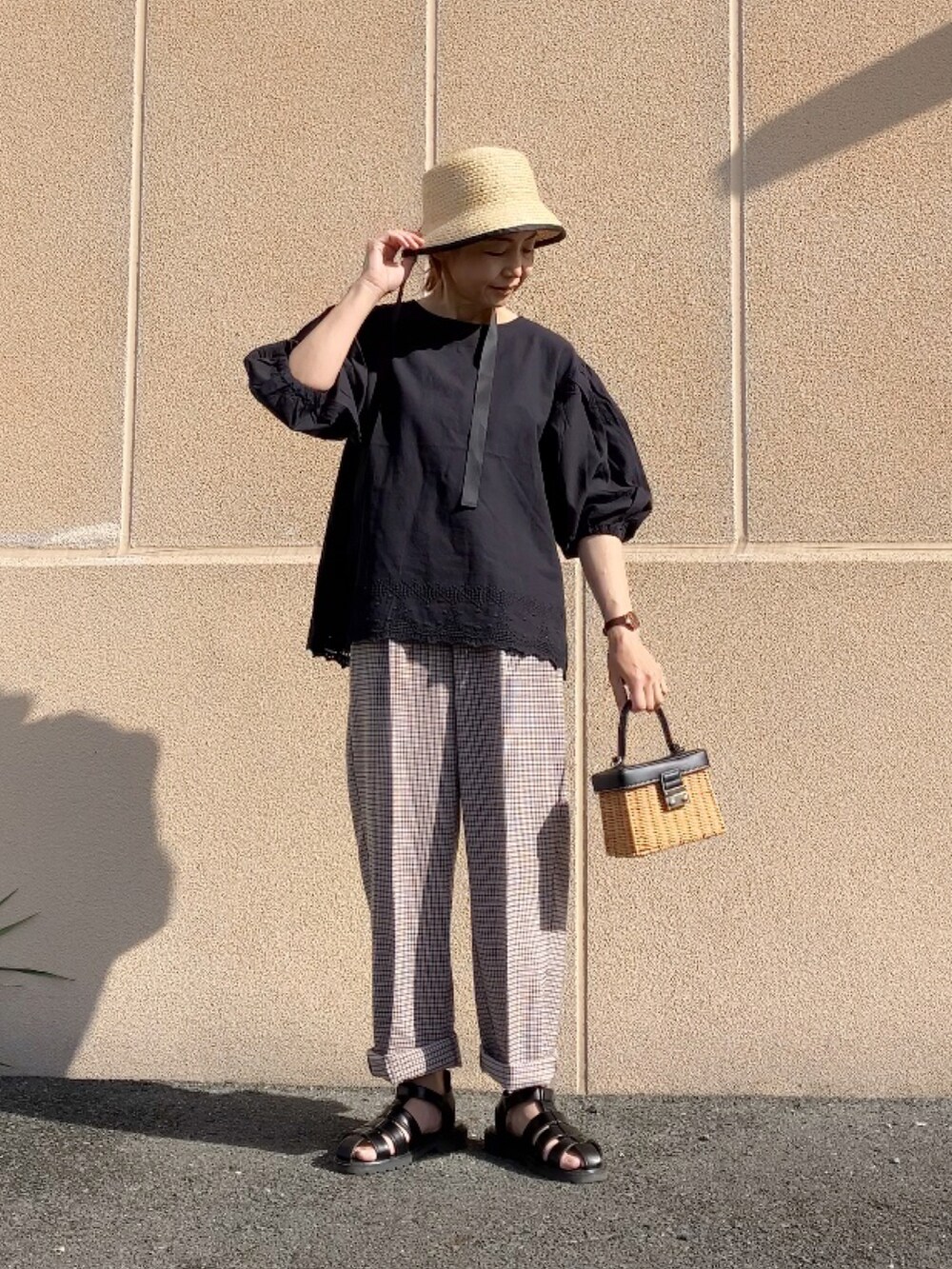 ブラウン系のスーツセット、ブラック系のシャツ/ブラウス、ブラック系のサンダルを着用したレディースの春コーディネートの2枚目の写真