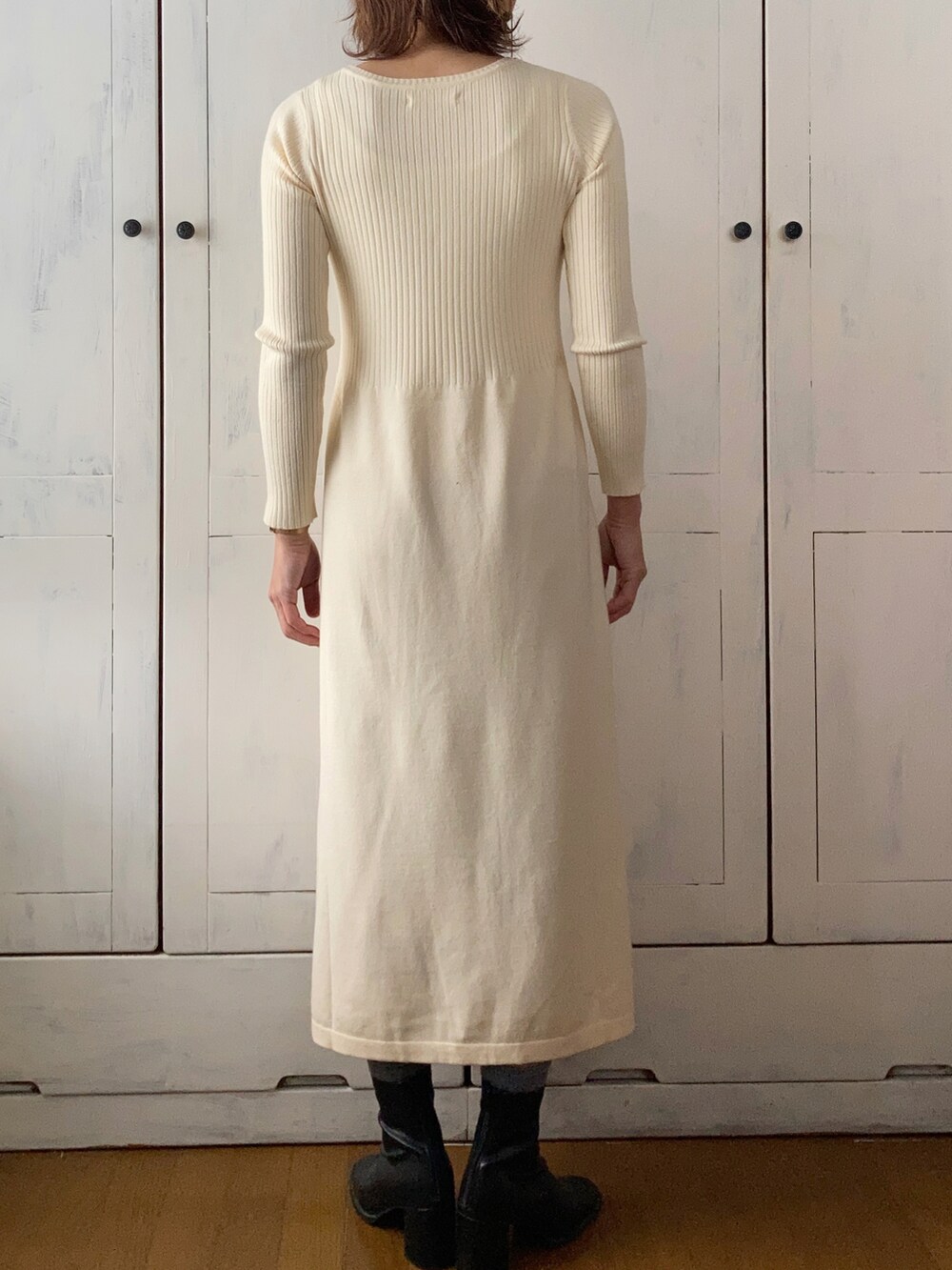 ホワイト系のワンピース、ベージュ系のジャケット/アウター、ブラック系のハンドバッグを着用したレディースの冬コーディネートの4枚目の写真