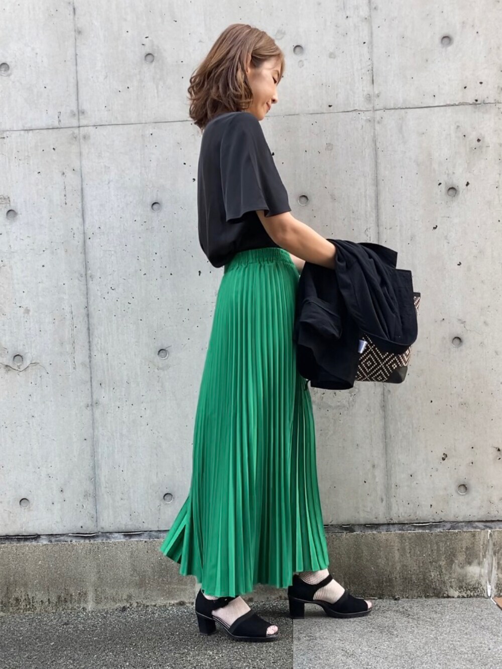 グリーン系のスカート、ブラック系のシャツ/ブラウス、ブラック系のテーラードジャケットを着用したレディースの夏コーディネートの2枚目の写真