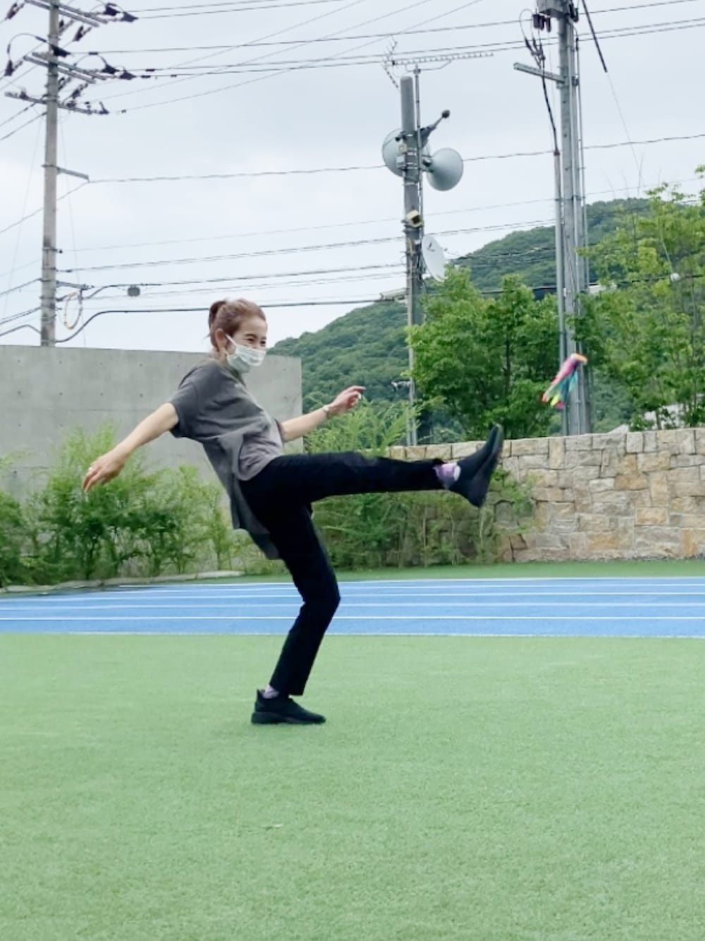 ブラック系のパンツ、グレー系のTシャツ/カットソー、パープル系のシャツ/ブラウスを着用したレディースの夏コーディネートの2枚目の写真