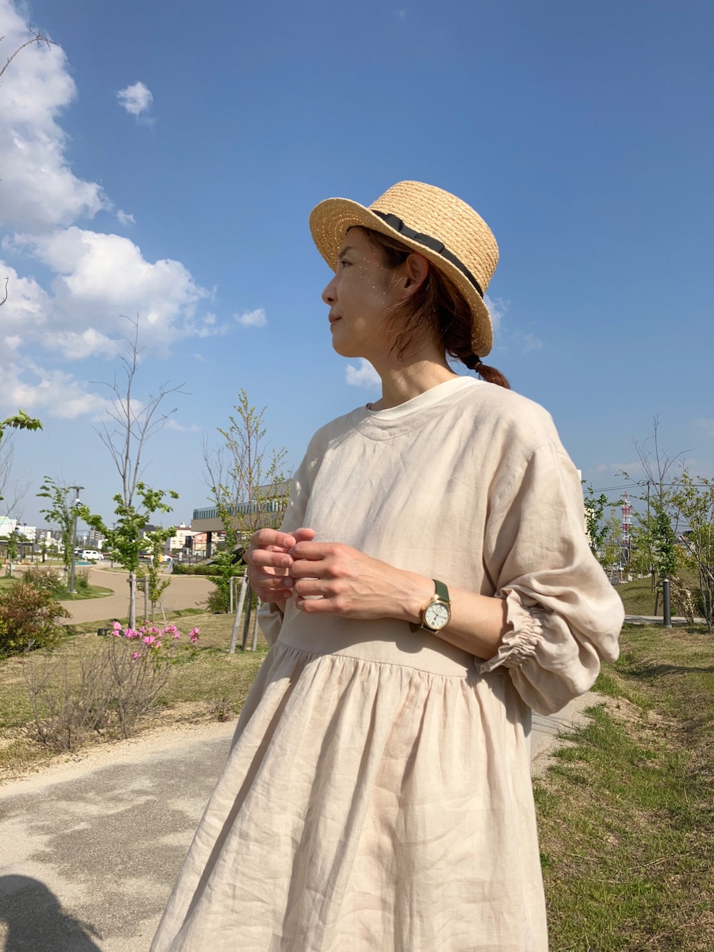 ホワイト系のTシャツ/カットソー、ホワイト系のワンピース/ドレス、ベージュ系のバッグを着用したレディースの春コーディネートの2枚目の写真