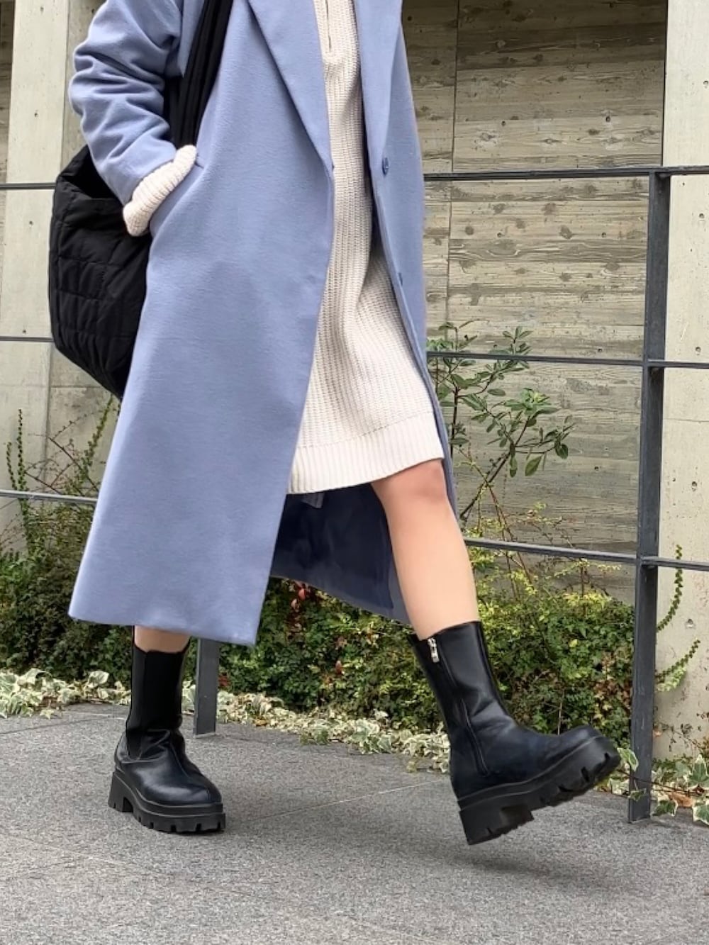 ホワイト系のワンピース、パープル系のTシャツ/カットソー、ブルー系のチェスターコートを着用したレディースの冬コーディネートの3枚目の写真