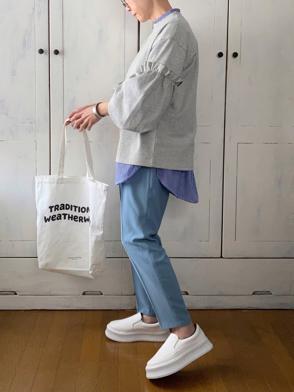 グレー系のTシャツ/カットソー、ブルー系のシャツ/ブラウス、ブルー系のスーツセットを着用したレディースの冬コーディネートの2枚目の写真