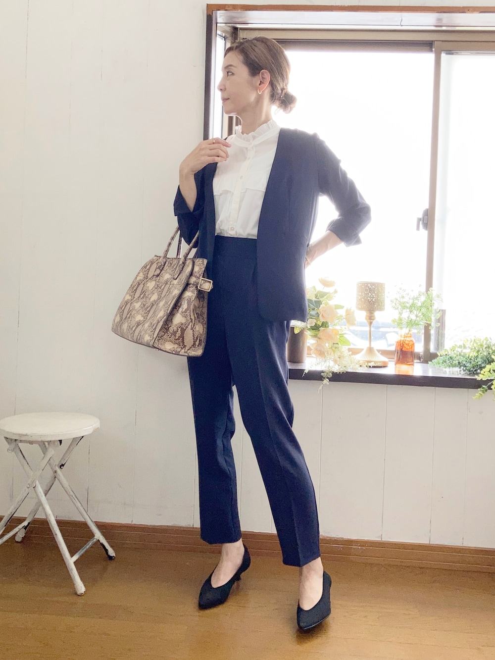 ブルー系のスーツセット、ホワイト系のシャツ/ブラウス、ブラック系のパンプスを着用したレディースの夏コーディネートの3枚目の写真