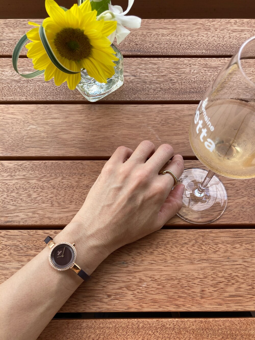 ベージュ系のベスト、ブラック系のパンツ、ブラウン系のかごバッグを着用したレディースの夏コーディネートの4枚目の写真