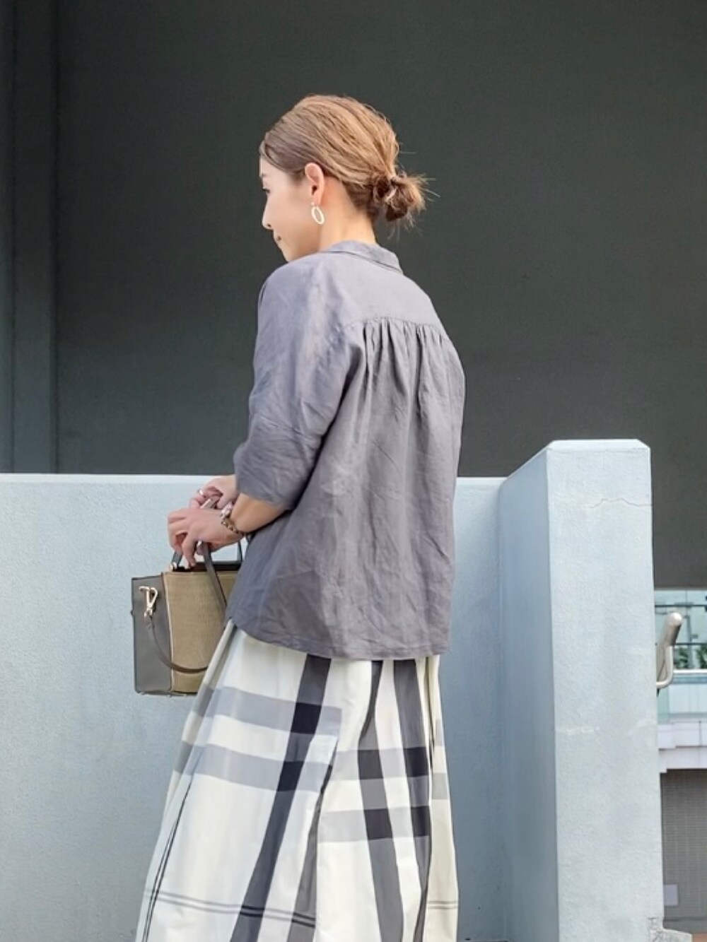 グレー系のシャツ/ブラウス、ホワイト系のスカート、グリーン系のタンクトップを着用したレディースの夏コーディネートの3枚目の写真