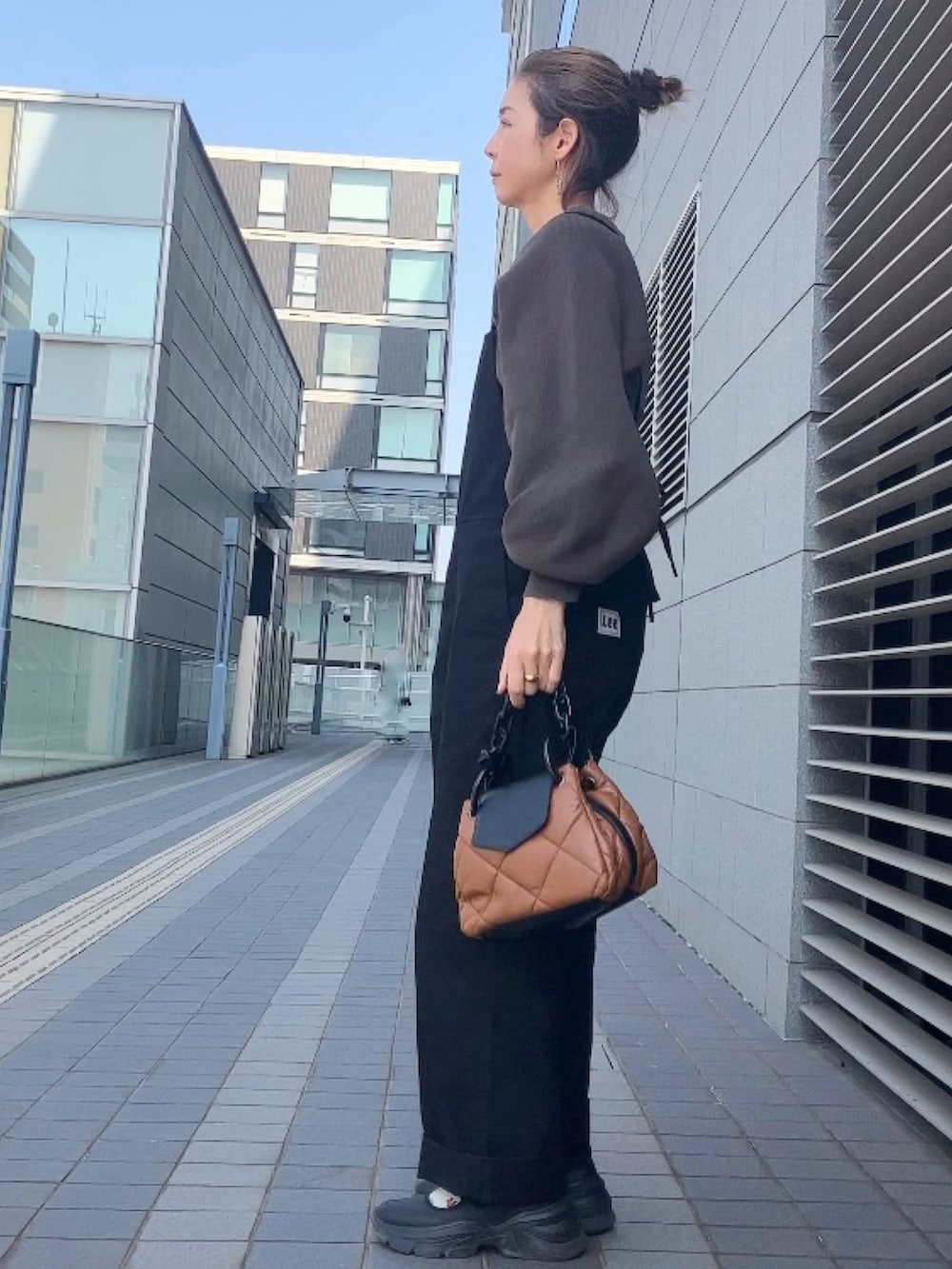 「Lee、リー、サロペット、オーバーオール、オールインワン、お仕事コーデ、40代ファッション、ZARA、Sockwell」|「Leeの【さらっと着れる】Lee/リー リラックスサロペット(サロペット/オーバーオール、ブラック系)」を使った、まゆみんさん(レディース・160cm)の春コーディネートの4枚目の写真