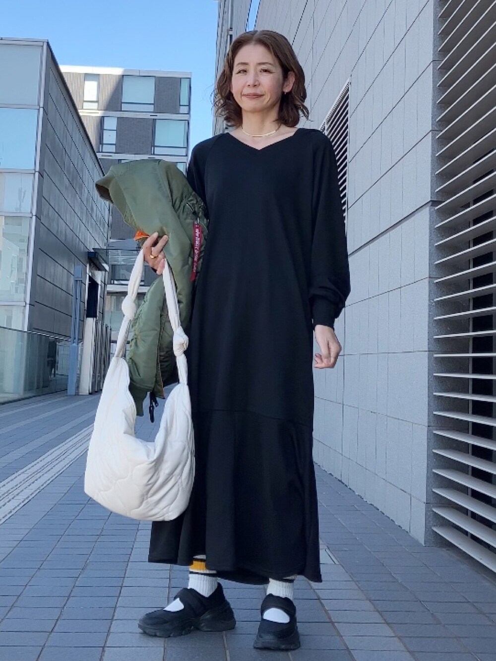 「apretro、ワンピース、マーメイド、モノトーン、40代ファッション」｜「ap retroのマーメイド前後２WAY ワンピース（ワンピース、ブラック系）」を使った、まゆみんさん（レディース・160cm）の冬コーディネートの4枚目の写真