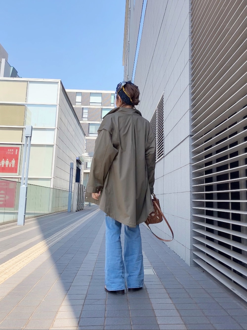 「apretro、ミリタリー、ブルゾン、M65、ヘアバンド、エドウィン、EDWIN、フレアパンツ、ZARA、カットワーク、ザラ、春アウター」｜「ap retroの2WAYブルゾン　M65　ミリタリーベスト（ミリタリージャケット、グリーン系）」を使った、まゆみんさん（レディース・160cm）の春コーディネートの2枚目の写真
