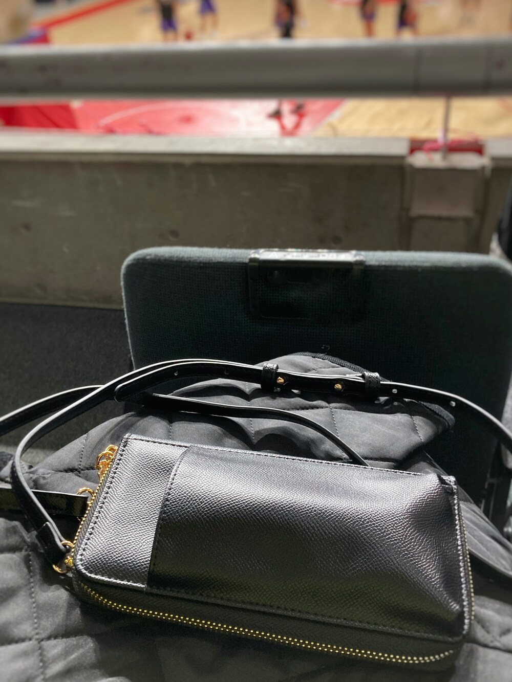 グリーン系のカーディガン/ボレロ、ブラック系のその他アウター、ブルー系のデニムパンツを着用したレディースの冬コーディネートの2枚目の写真