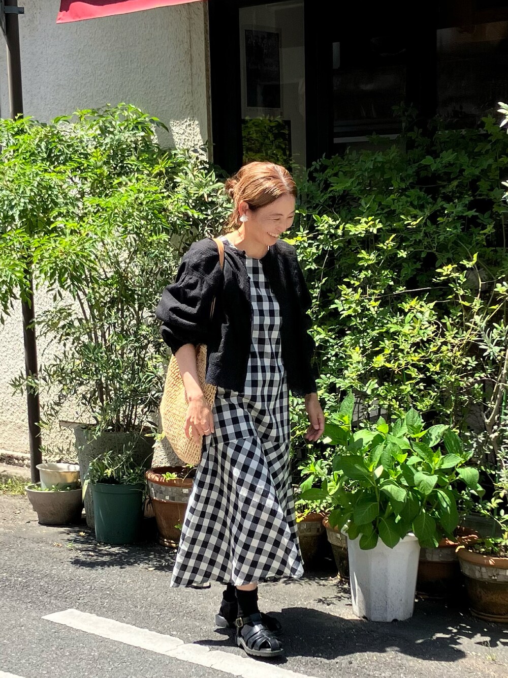 「サマンサ モスモス(Samansa Mos2)、kazumiコラボ、リネンジャケット、羽織り、腕時計、USポロ、THEPLATINUMSELECT、グリーン、ソックウェル、Sockwell」|「Chez toiの裾ティアードノースリワンピース(ワンピース、ブラック系)」を使った、まゆみんさん(レディース・160cm)の春コーディネートの3枚目の写真