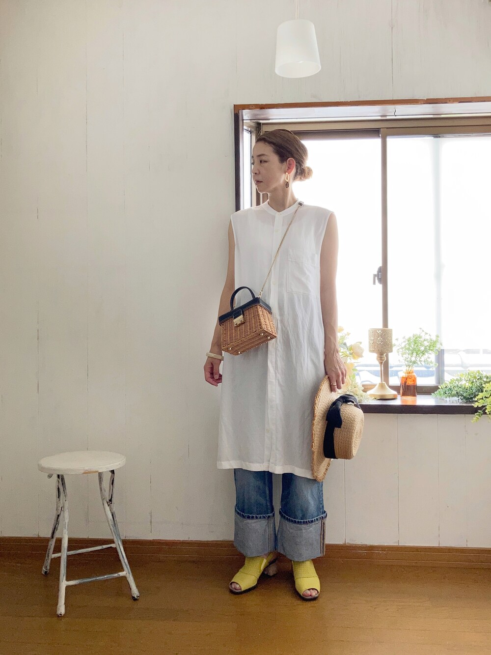 ホワイト系のシャツ/ブラウス、ブルー系のデニムパンツ、イエロー系のサンダルを着用したレディースの夏コーディネートの3枚目の写真