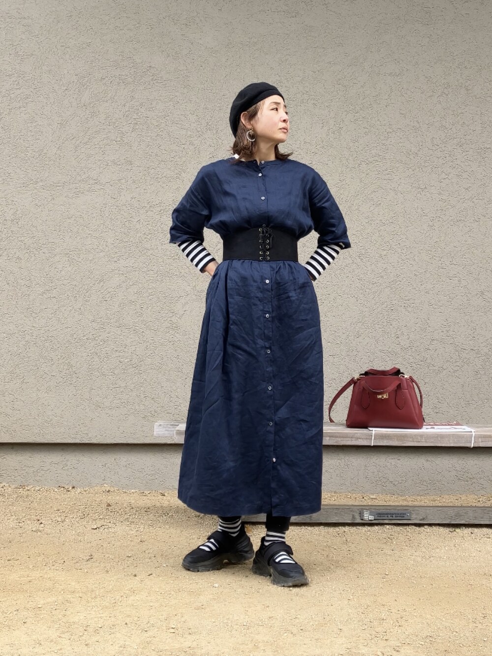 ブルー系のワンピース/ドレス、ブラック系のTシャツ/カットソー、ブラック系のシューズを着用したレディースの冬コーディネートの4枚目の写真