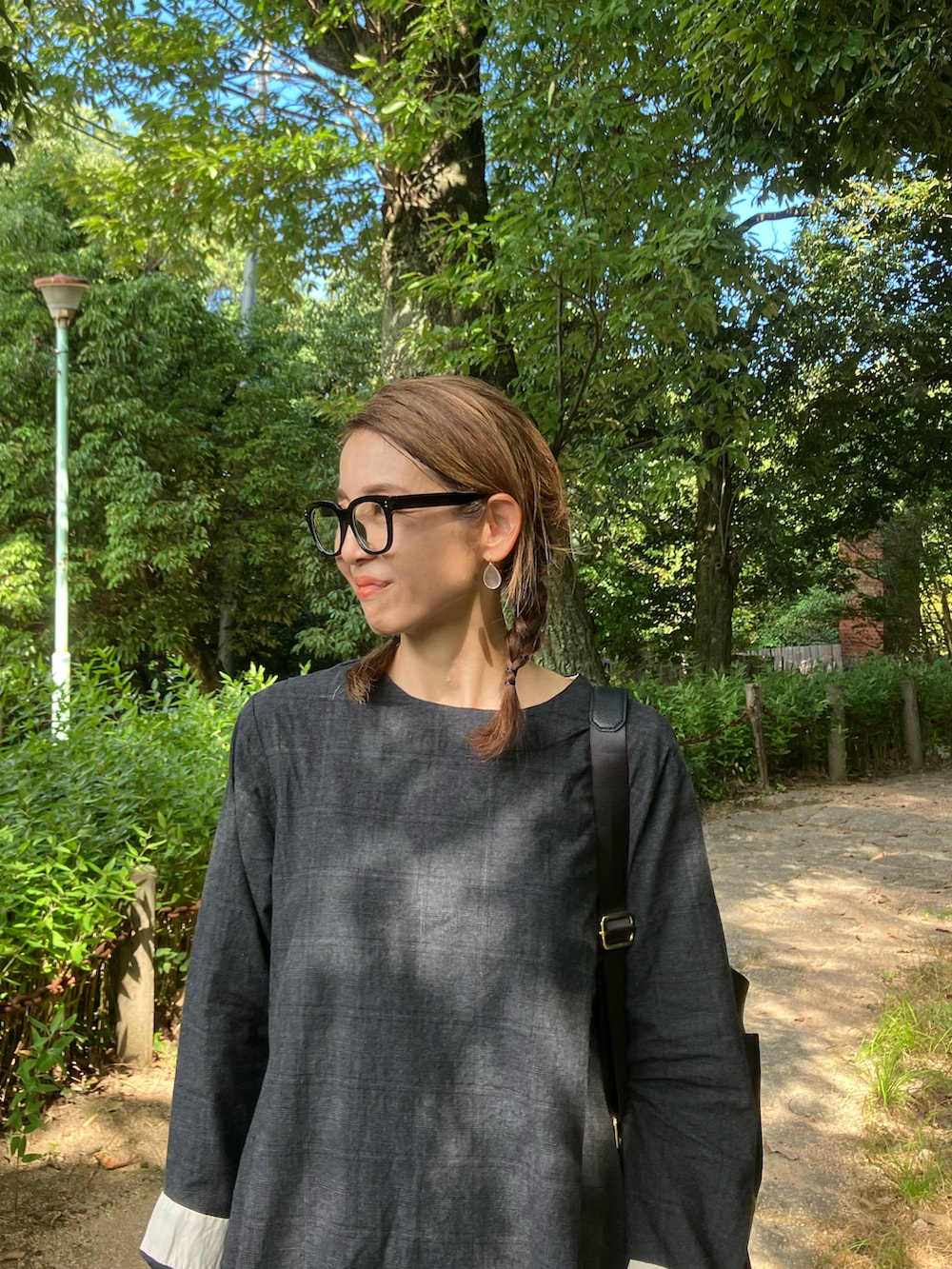 グレー系のワンピース/ドレス、ブラック系のバックパック/リュック、シルバー系のパンプスを着用したレディースの秋コーディネートの3枚目の写真