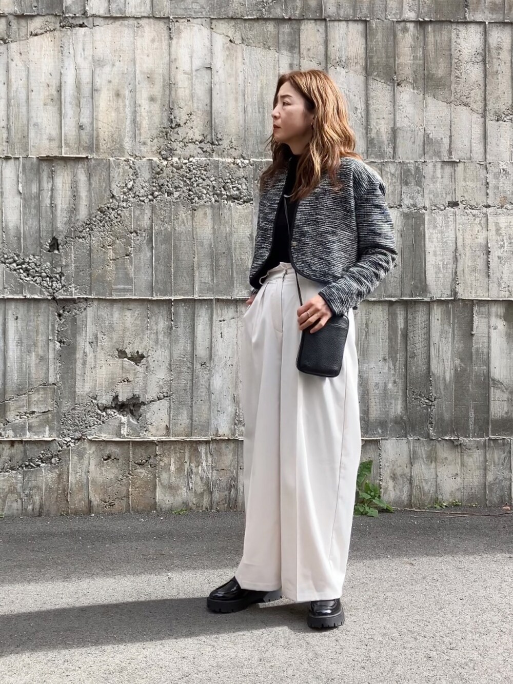 「オトナ女子、お仕事コーデ、uleula、ウルア、ワイドパンツ、40代ファッション、50代ファッション、アラフィフ」｜「ULEULAのルーズワイドタックパンツ（その他パンツ、ホワイト系）」を使った、まゆみんさん（レディース・160cm）の冬コーディネートの2枚目の写真