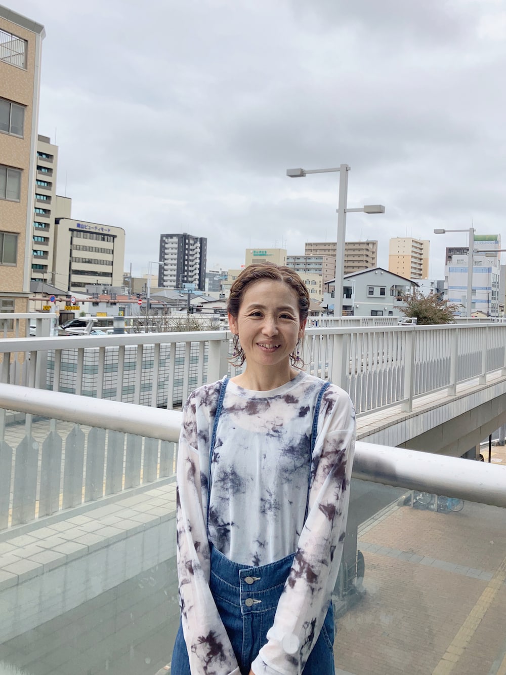 「SOMETHING、サムシング、サロペット、deuxamour、シアートップス、ZARA、40代ファッション、アラフィフ」｜「SOMETHINGのSOMETHING ２WAYリボンサロペット【日本製】（サロペット/オーバーオール、ブルー系）」を使った、まゆみんさん（レディース・160cm）の春コーディネートの2枚目の写真