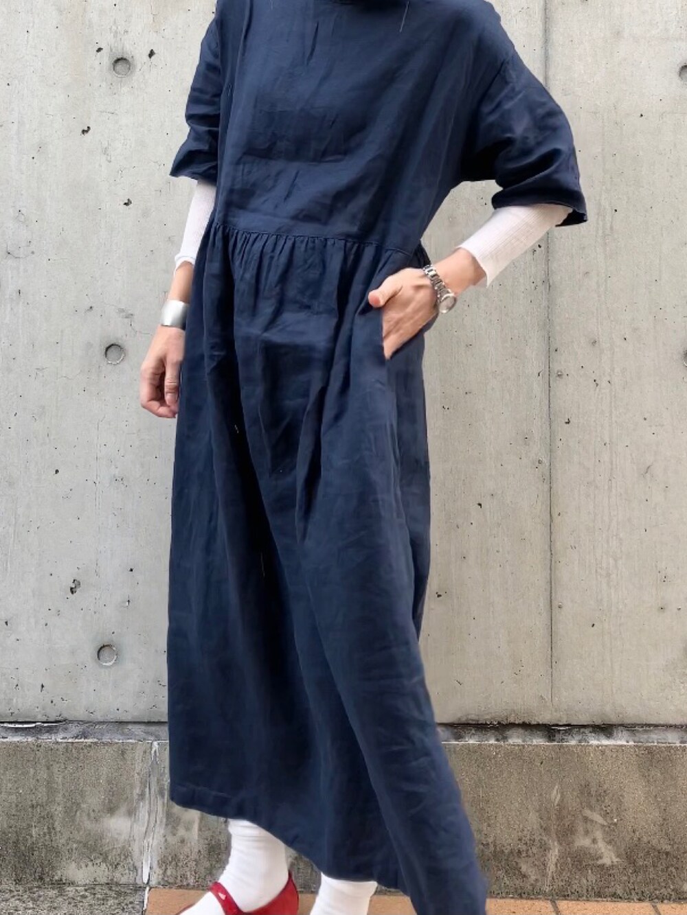 ホワイト系のトートバッグ、レッド系のパンプス、ブルー系のワンピース/ドレスを着用したレディースの冬コーディネートの3枚目の写真