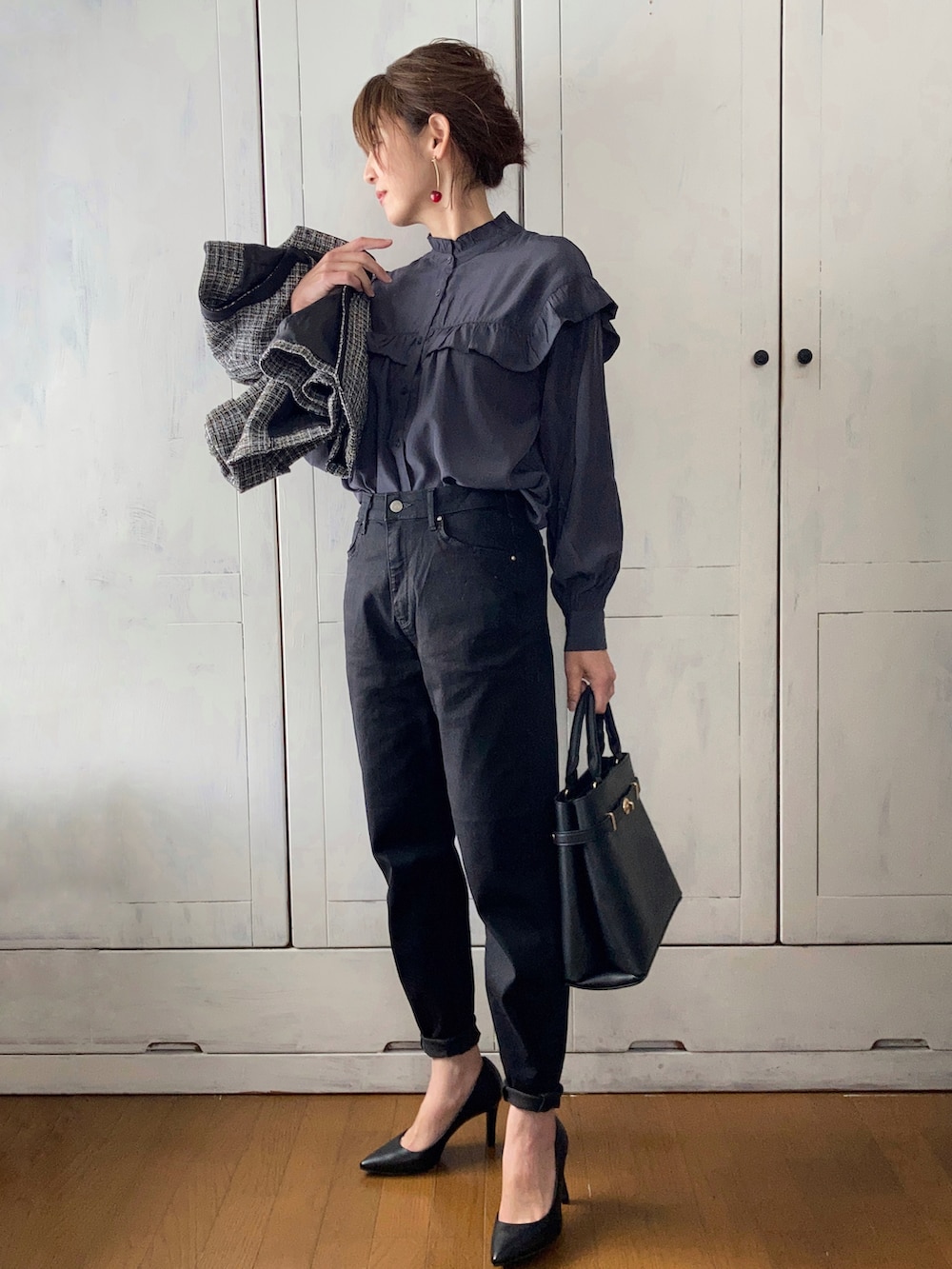 ブラック系のシャツ/ブラウス、ブラック系のスーツセット、ブラック系のデニムパンツを着用したレディースの春コーディネートの2枚目の写真