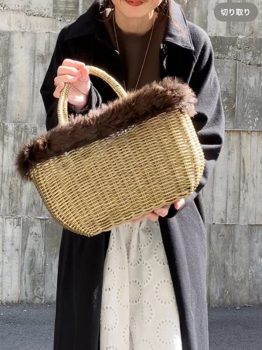 ゴールド系のかごバッグ、ホワイト系のワンピース/ドレス、ブラウン系のニット/セーターを着用したレディースの冬コーディネートの2枚目の写真