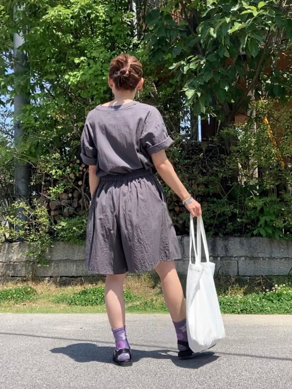 グレー系のシャツ/ブラウス、グリーン系のその他パンツ、ブラック系のサンダルを着用したレディースの夏コーディネートの4枚目の写真