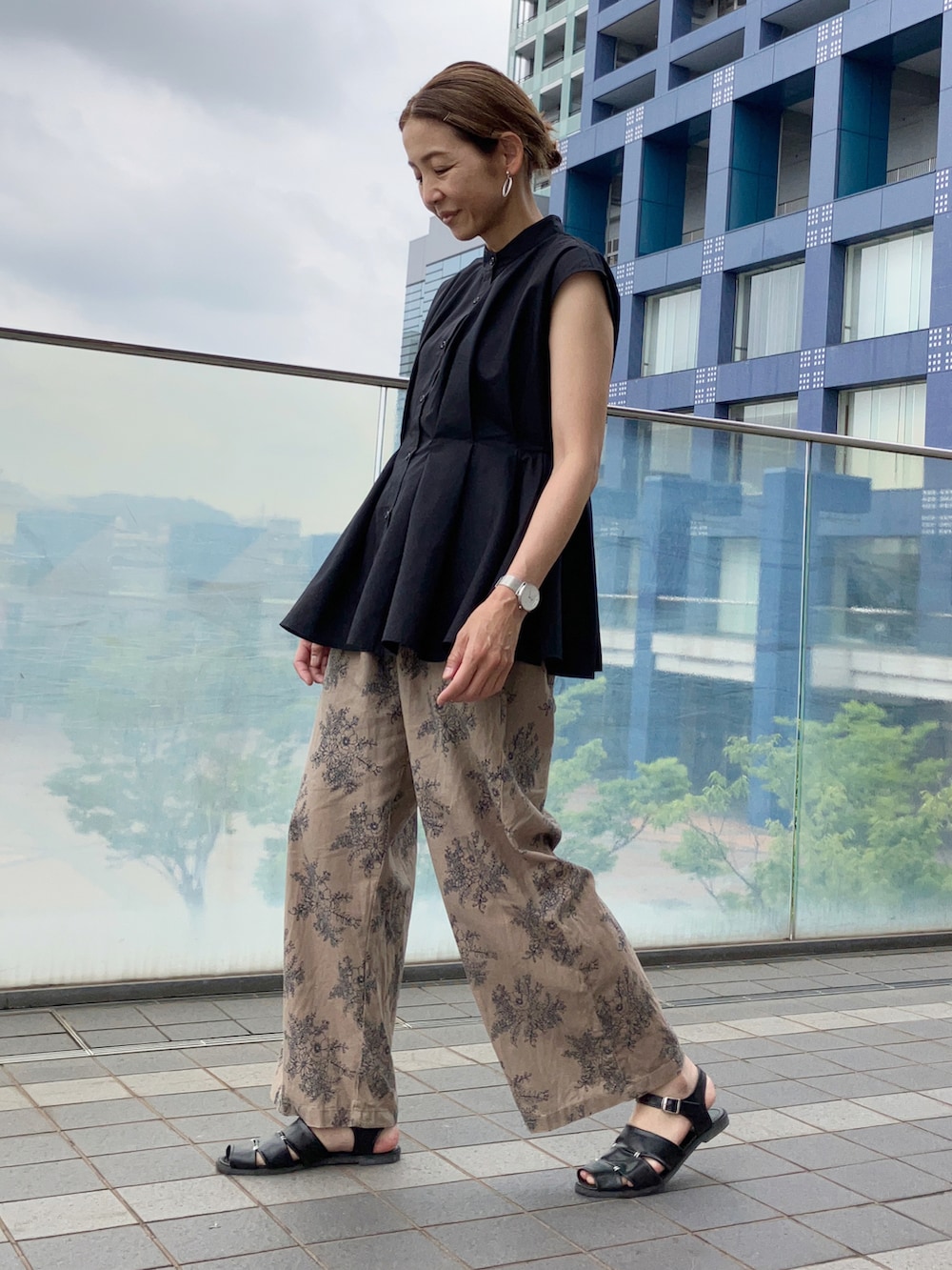 「SocialGIRL、ソーシャルガール、フレンチスリーブ、オフィスカジュアル、Crea delice、クレアデリス、コットンリネン、リネンパンツ、花柄パンツ、40代ファッション、アラフィフ」｜「Social GIRLのウエストタックフレンチスリーブブラウス（シャツ/ブラウス、ブラック系）」を使った、まゆみんさん（レディース・160cm）の夏コーディネートの5枚目の写真