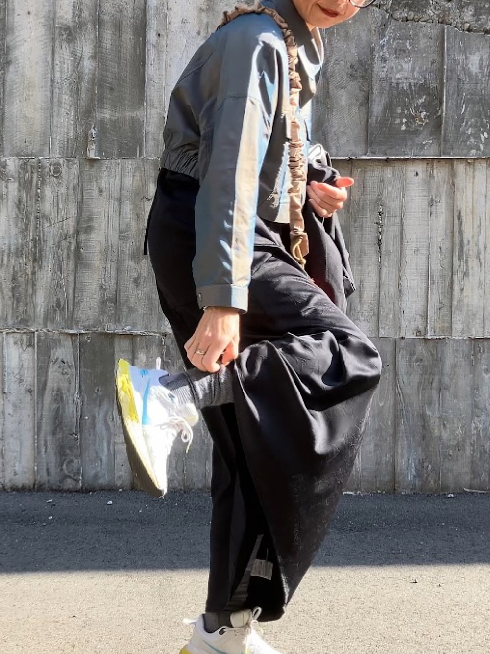 グリーン系のシャツ/ブラウス、ブラック系のブルゾン、ブラック系のワンピースを着用したレディースの冬コーディネートの3枚目の写真