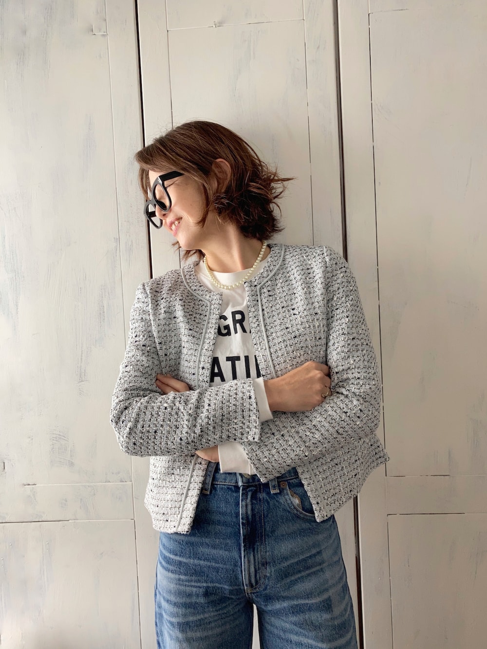 ブルー系のスーツセット、ブルー系のデニムパンツ、ブラック系のハンドバッグを着用したレディースの冬コーディネートの2枚目の写真