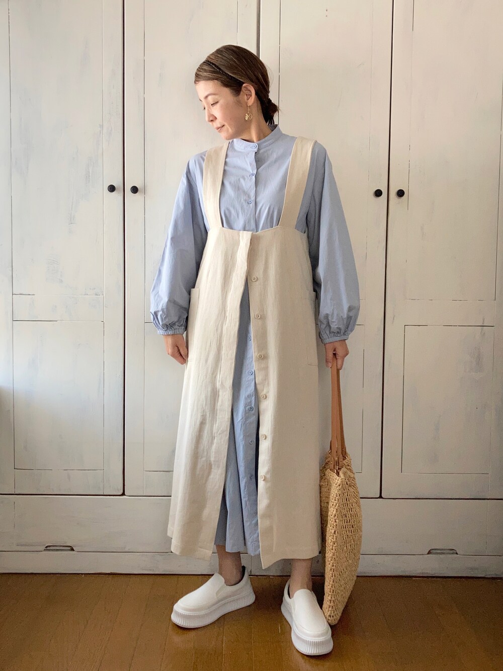 「ITEMS URBANRESEARCH、アイテムズアーバンリサーチ、ジャンパースカート、リネン、レイヤードスタイル、淡色コーデ」|「ITEMS URBANRESEARCHの2WAYジャンスカ(ジャンパースカート、ベージュ系)」を使った、まゆみんさん(レディース・160cm)の春コーディネートの2枚目の写真