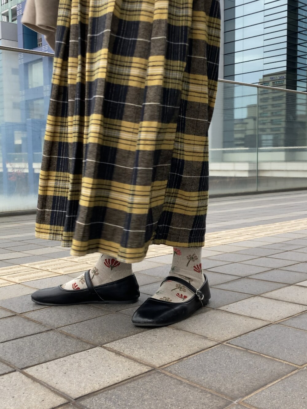 「大人カジュアル、ウール、ショールカラー、カーティガン、クレアデリス、Crea delice、柄ソックス、ウールソックス、Sockwell、ソックウェル、柄オン柄」|「ap retroのノーカラーVネックミディコート(ノーカラーコート、ベージュ系)」を使った、まゆみんさん(レディース・160cm)の冬コーディネートの2枚目の写真