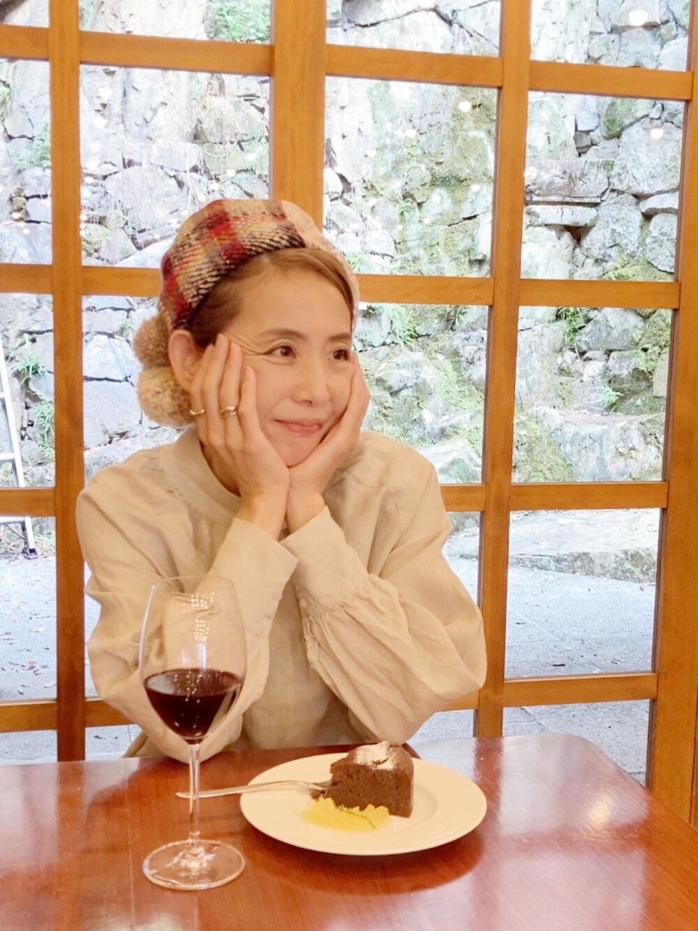 ベージュ系のシャツ/ブラウス、ブルー系のデニムパンツ、ブラウン系のブーツを着用したレディースの秋コーディネートの5枚目の写真