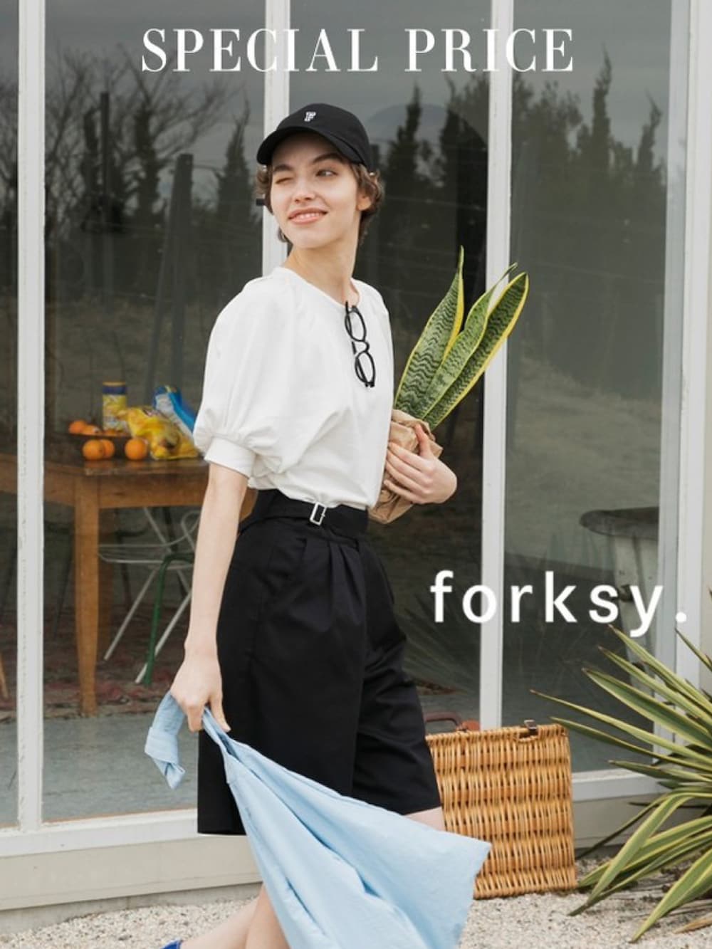 ホワイト系のTシャツ/カットソー、ブルー系のデニムパンツ、ブルー系のカーディガン/ボレロを着用したレディースの春コーディネートの5枚目の写真