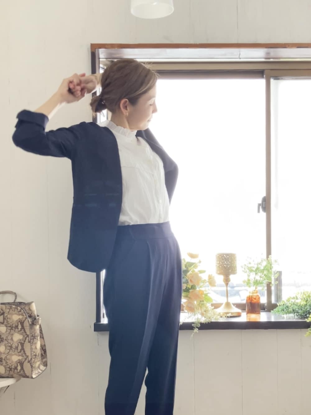 ブルー系のスーツセット、ホワイト系のシャツ/ブラウス、ブラック系のパンプスを着用したレディースの夏コーディネートの4枚目の写真