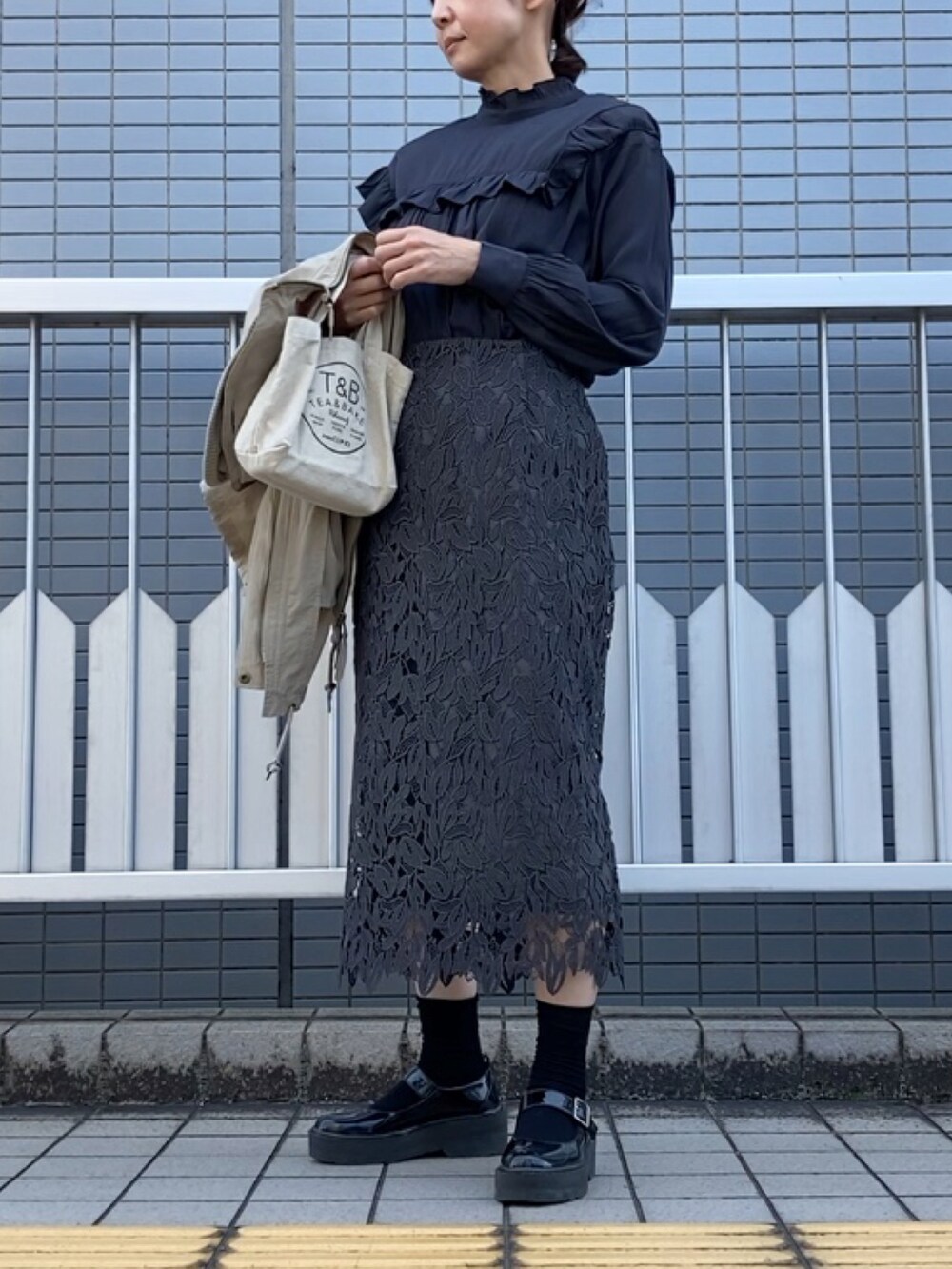 「春服みてみて、大人カジュアル、モッズコート、レーススカート、フリルブラウス、ブラック、ライトアウター、meirire」｜「meirireの撥水加工＆多機能グログラン織りライトコート　モッズコートタイプ（ジャケット/アウター、ベージュ系）」を使った、まゆみんさん（レディース・160cm）の春コーディネートの3枚目の写真