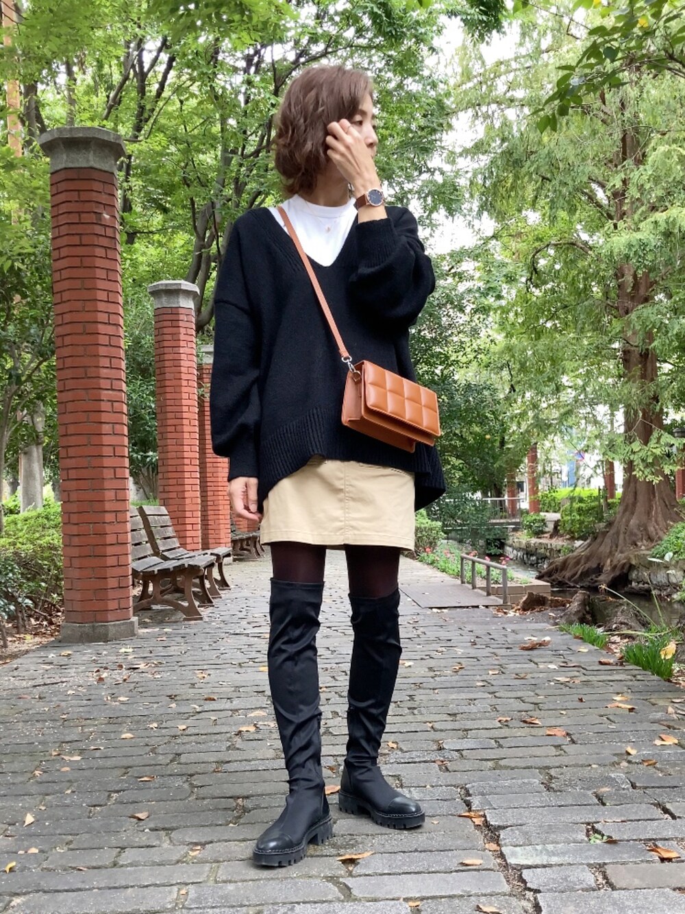「秋ルック紹介するよ、Vネックニット、apretro、腕時計、時計、paul hewitt、ポールヒューイット、ZARA、ZARAブーツ、ロングブーツ、ミニスカート、ミニバッグ、deuxamour」｜「ap retroの2022/AW  深Vネックニットプルオーバー（ニット/セーター、ブラック系）」を使った、まゆみんさん（レディース・160cm）の秋コーディネートの4枚目の写真