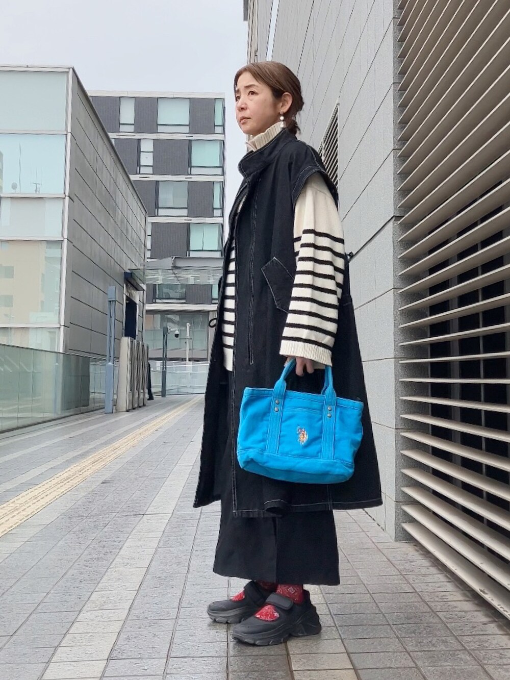 「モッズコート、ロングベスト、forksy.、フォルクシー、USポロ、デニムトートバッグ、トートバッグ、柄ソックス、Sockwell、ZARA、40代ファッション」|「forksy.の【forksy.】2WAYデニムモッズコート/ベスト(モッズコート、ブラック系)」を使った、まゆみんさん(レディース・160cm)の冬コーディネートの4枚目の写真
