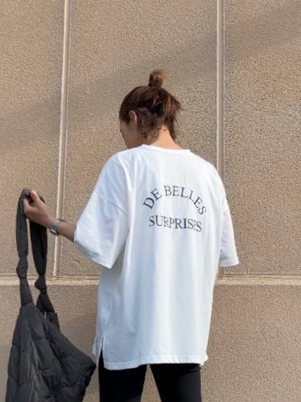 ホワイト系のTシャツ/カットソー、ブラック系のパンツ、グレー系のカーディガン/ボレロを着用したレディースの春コーディネートの4枚目の写真