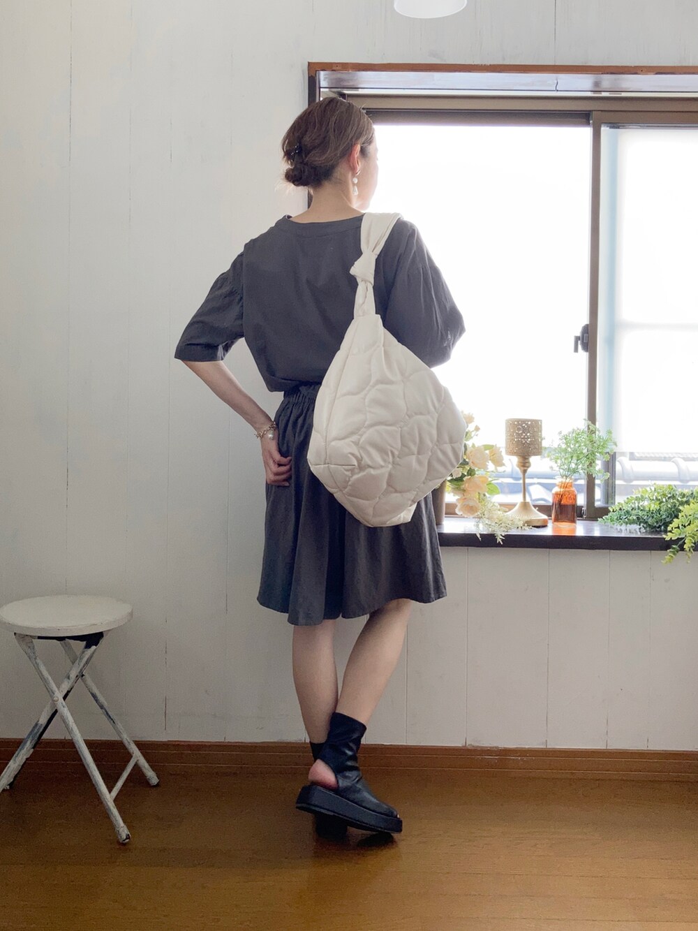 グレー系のシャツ/ブラウス、グレー系のその他パンツ、ホワイト系のショルダーバッグを着用したレディースの夏コーディネートの2枚目の写真