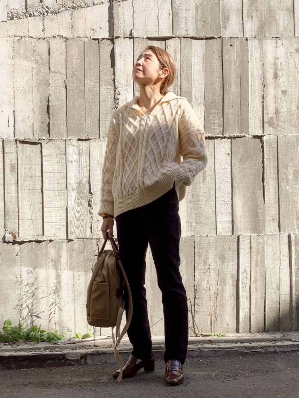 ホワイト系のニット/セーター、パープル系のパンツ、ブラック系のシューズを着用したレディースの秋コーディネートの5枚目の写真