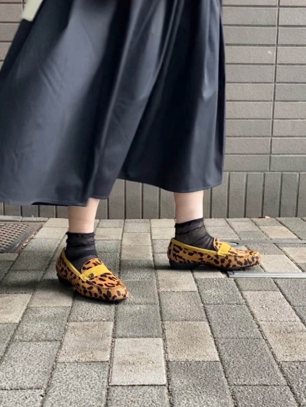 ホワイト系のベスト、ブラック系のシャツ/ブラウス、ブラック系のスカートを着用したレディースの春コーディネートの4枚目の写真