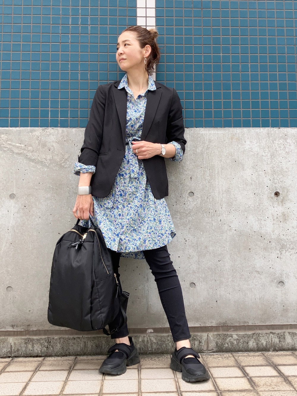 「オトナ女子、花柄、花柄ワンピース、To b. by agnes b.、アニエスベー、フレンチガーリー、フレンチカジュアル、40代ファッション、ジャケット」｜「To b. by agnes b.のWEB限定 WT62 DRESS ブルーミングフラワードレスミニ（シャツワンピース、ブルー系）」を使った、まゆみんさん（レディース・160cm）の春コーディネートの4枚目の写真
