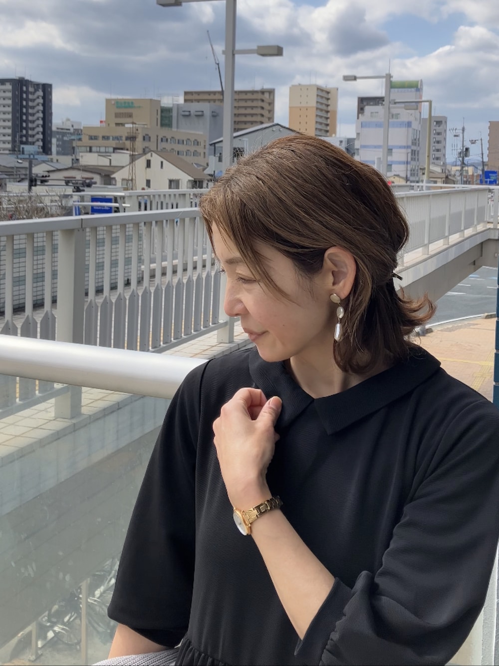 ブラック系のワンピース/ドレス、グレー系のカーディガン/ボレロ、ブラック系のモカシン/デッキシューズを着用したレディースの冬コーディネートの2枚目の写真