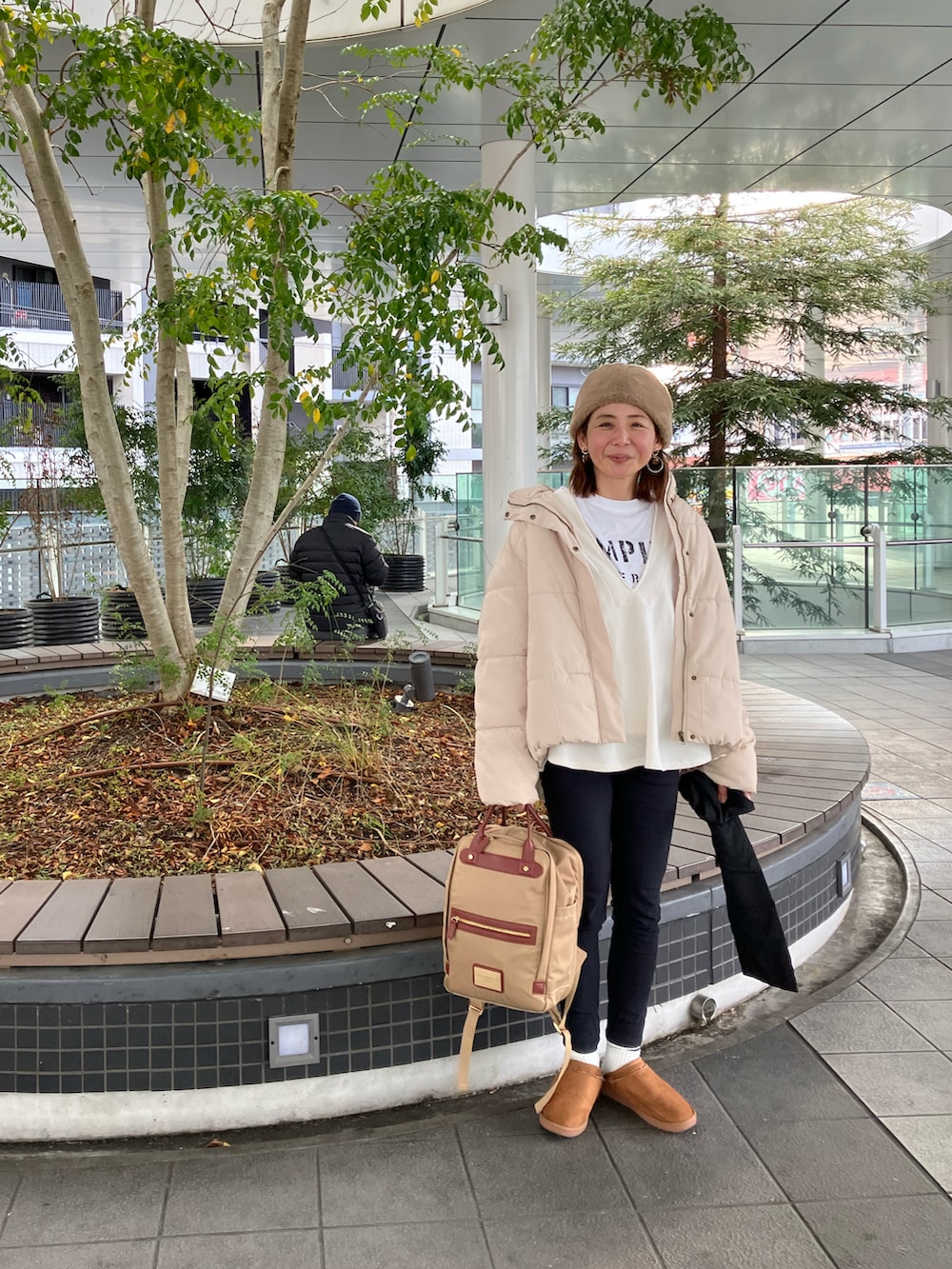 ホワイト系のダウンジャケット/コート、ホワイト系のTシャツ/カットソー、ホワイト系のスウェットを着用したレディースの冬コーディネートの2枚目の写真