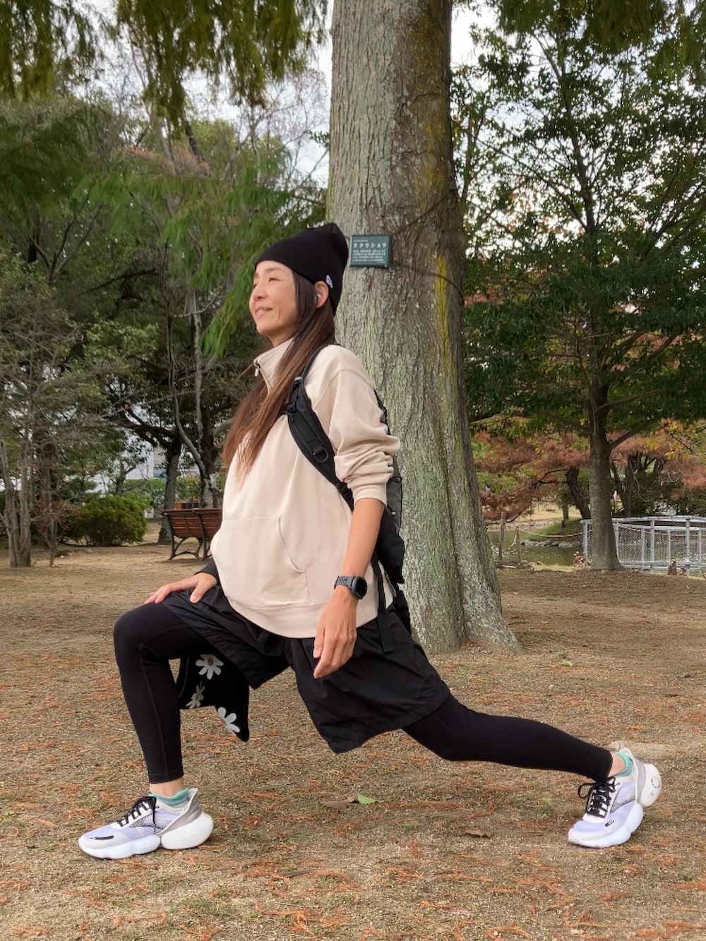 ブラック系のニットキャップ/ビーニーを着用したレディースの秋コーディネートの4枚目の写真